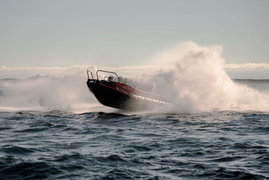 Image of evoy1 electric boat with big water spray