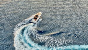 image of a speed boat turning
