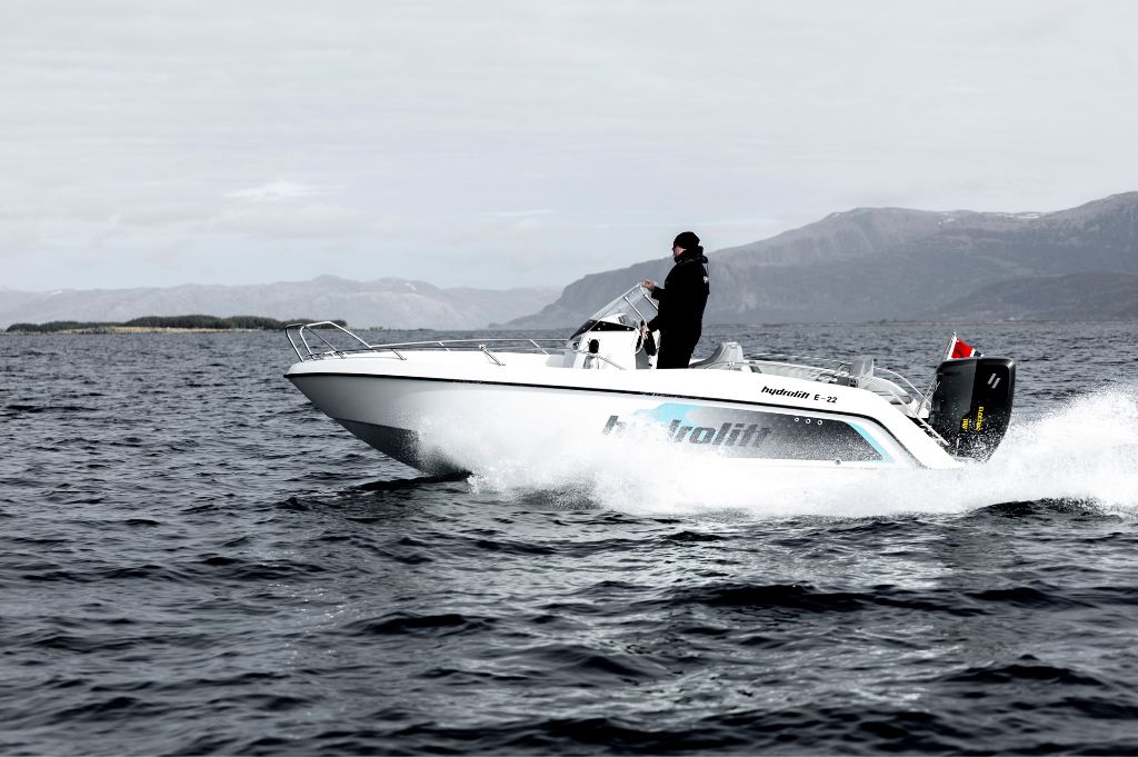 Hydrolift E22 powered by Evoy 120hp electric outboard