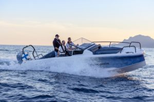 Axopar 25 electric boat powered by Evoy