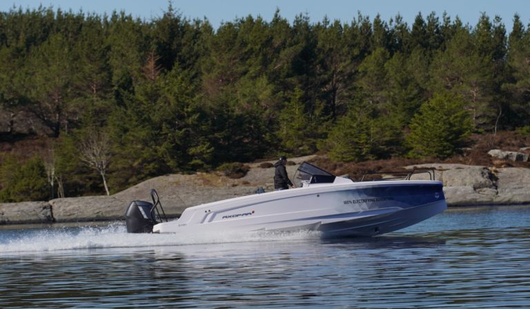 Electric prototype Axopar 25 Powered by Evoy Storm 300hp outboard