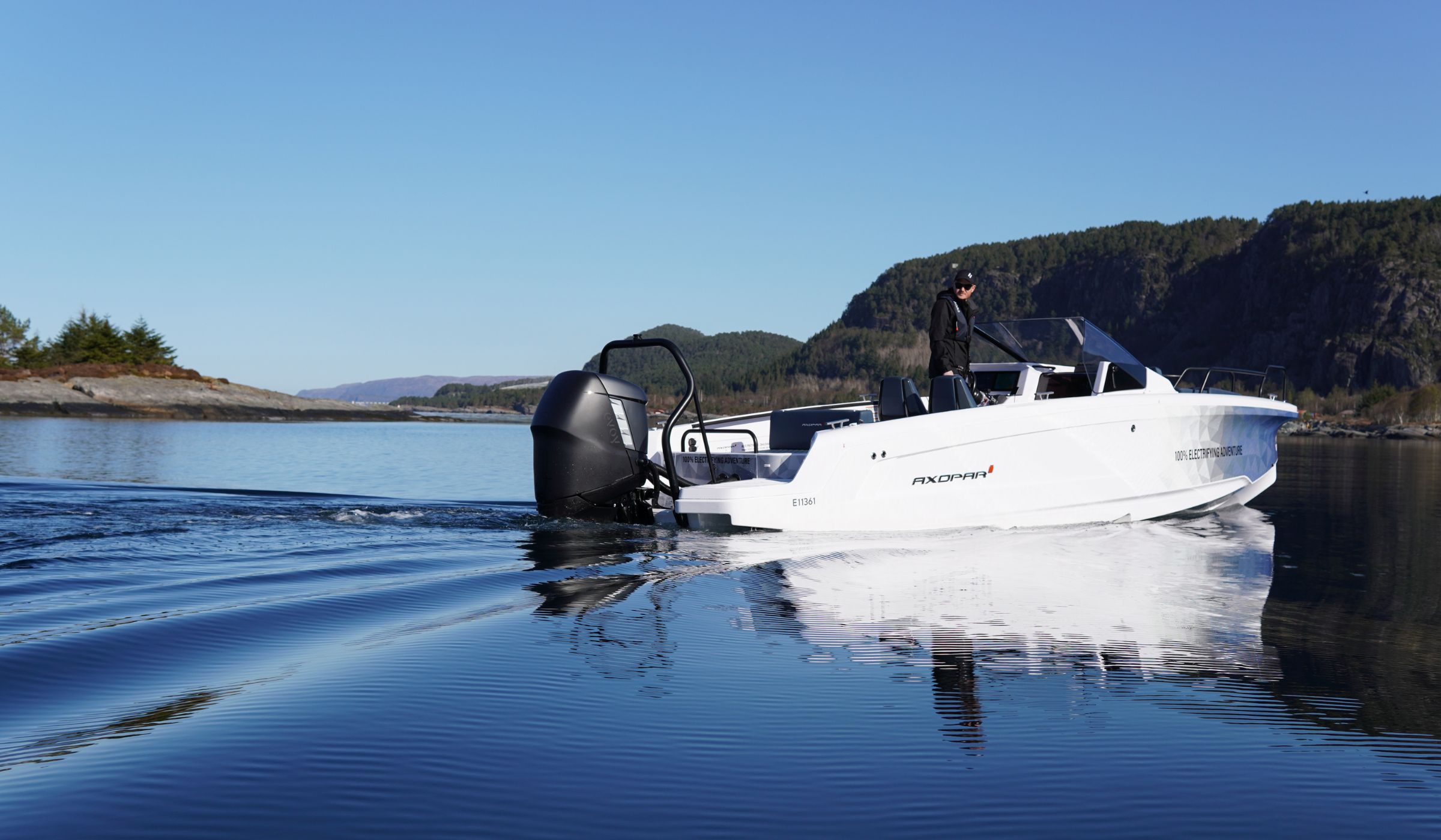 Electric prototype Axopar 25 Powered by Evoy Storm 300hp outboard