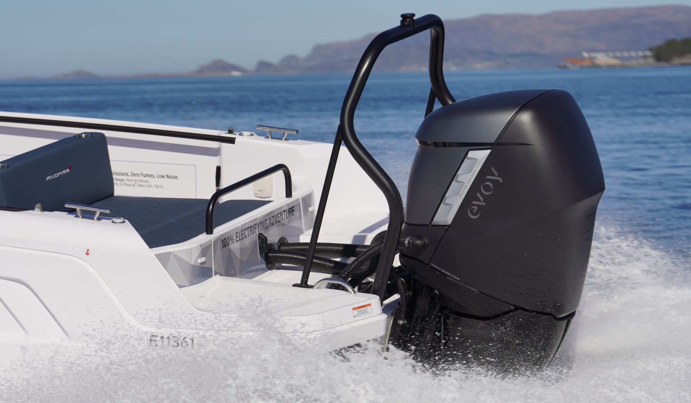 Electric prototype Axopar 25 Powered by Evoy Storm 300hp outboard