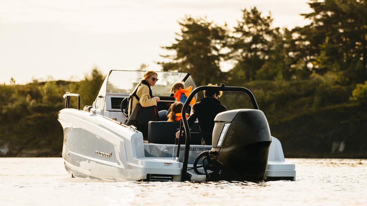 Marte Evoy CCO driving an electric boat