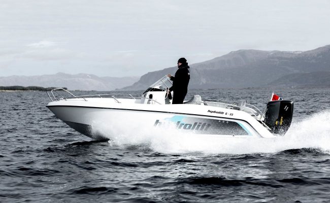 Hydrolift E22 powered by Evoy 120hp electric outboard