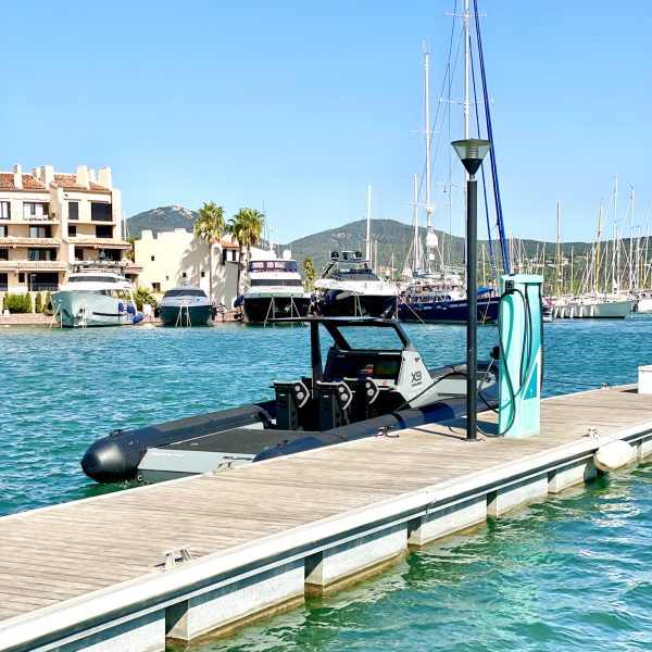 Goldifish X9 electric boat powered by Evoy